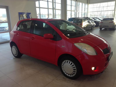 Toyota Yaris 1.3 AT (87 л. с.)