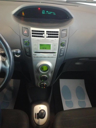 Toyota Yaris 1.3 AT (87 л. с.)