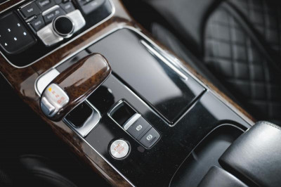 Audi A8 4.2 FSI L quattro tiptronic (372 л. с.)