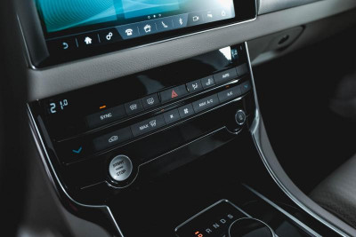 Jaguar XF 2.0 D AT (180 л. с.) Prestige