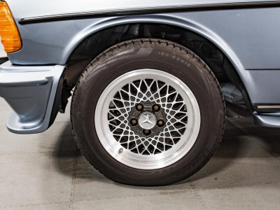 Mercedes-Benz W123 230 2.0 MT (136 л.с.)