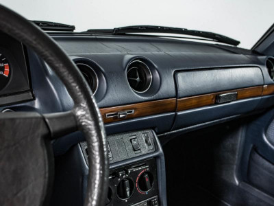 Mercedes-Benz W123 230 2.0 MT (136 л.с.)