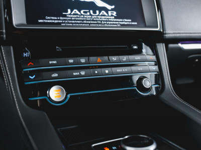 Jaguar F-Pace 3.0 D AT AWD (300 л.с.)