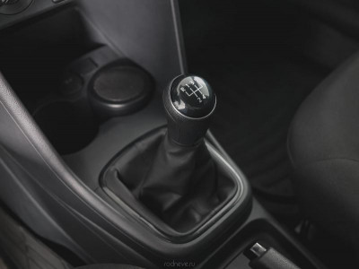 Volkswagen Polo 1.6 MPI MT (110 л. с.)