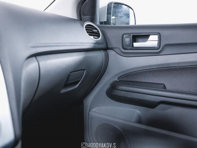 Ford Focus 1.6 AT (101 л. с.)