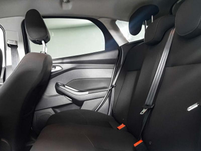 Ford Focus Хетчбэк 1.6 Ti-VCT PowerShift (125 л. с.) White and Black