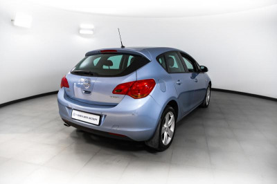 Opel Astra 1.4 Turbo MT (140 л. с.)